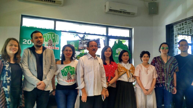Para musisi yang berkolaborasi dalam Musik Foresta, bersama Hadi Daryanto (kelima kanan). Foto: Indra Nugraha
