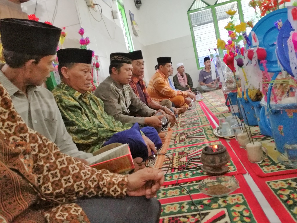 Perayaan Maulid setiap tahunnya dilakukan di komunitas adat Batu Bassi secara besar-besaran di pusatkan di Masjid Nurus Siddiq, Desa Jene Taesa, Kecamatan Simbang, Kabupaten Maros, Sulawesi Selatan. Ini adalah ungkapan rasa syukur dan sekaligus mempererat silaturahmi antar warga. Foto: Wahyu Chandra