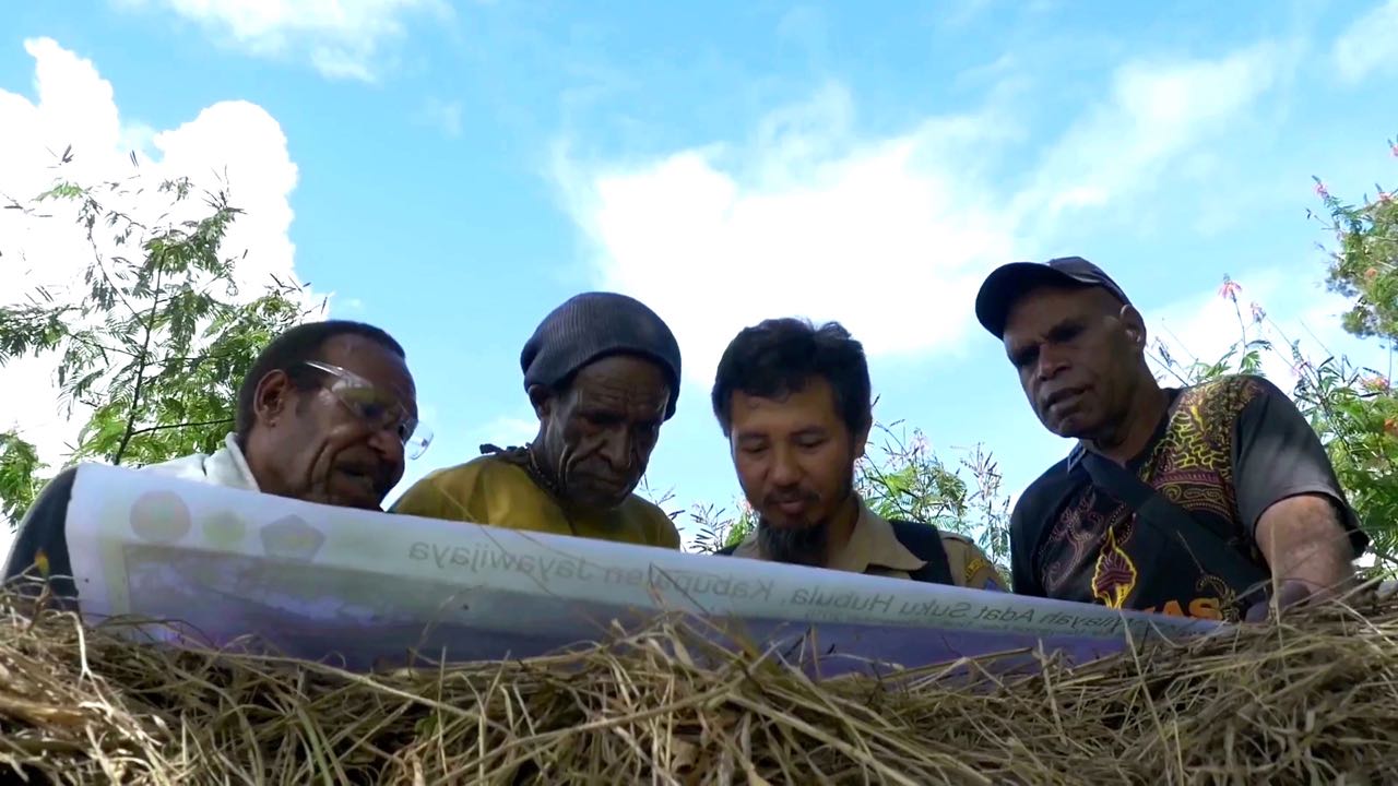 Pemetaan adat penting untuk menegaskan batas wilayah adat. Cornelis Oagay (LSPK), Kepala Suku Witawaya, Deppabubang (Dinas Kehutanan), Laurensius Lani (YBAW) saat sedang memeriksa batas-batas wilayah adat di Desa Witawaya, Jayawijaya. Foto: Wahyu Mulyono