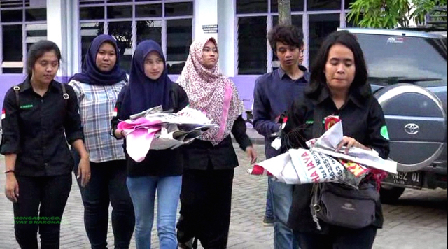 Hasil buruan mahasiswa membersihkan pohon-pohon di Kota Medan dari iklan. Foto: Ayat S Karokaro