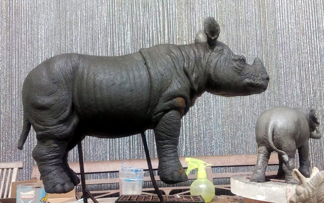 Miniatur badak sumatera karya Komroden Haro. Foto: Taufik wijaya