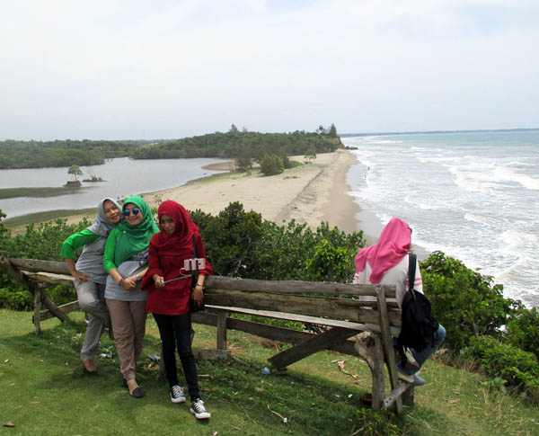 Pengunjung yang berfoto selfie dengan latar Danau Gedang. Foto: Dedek Hendry