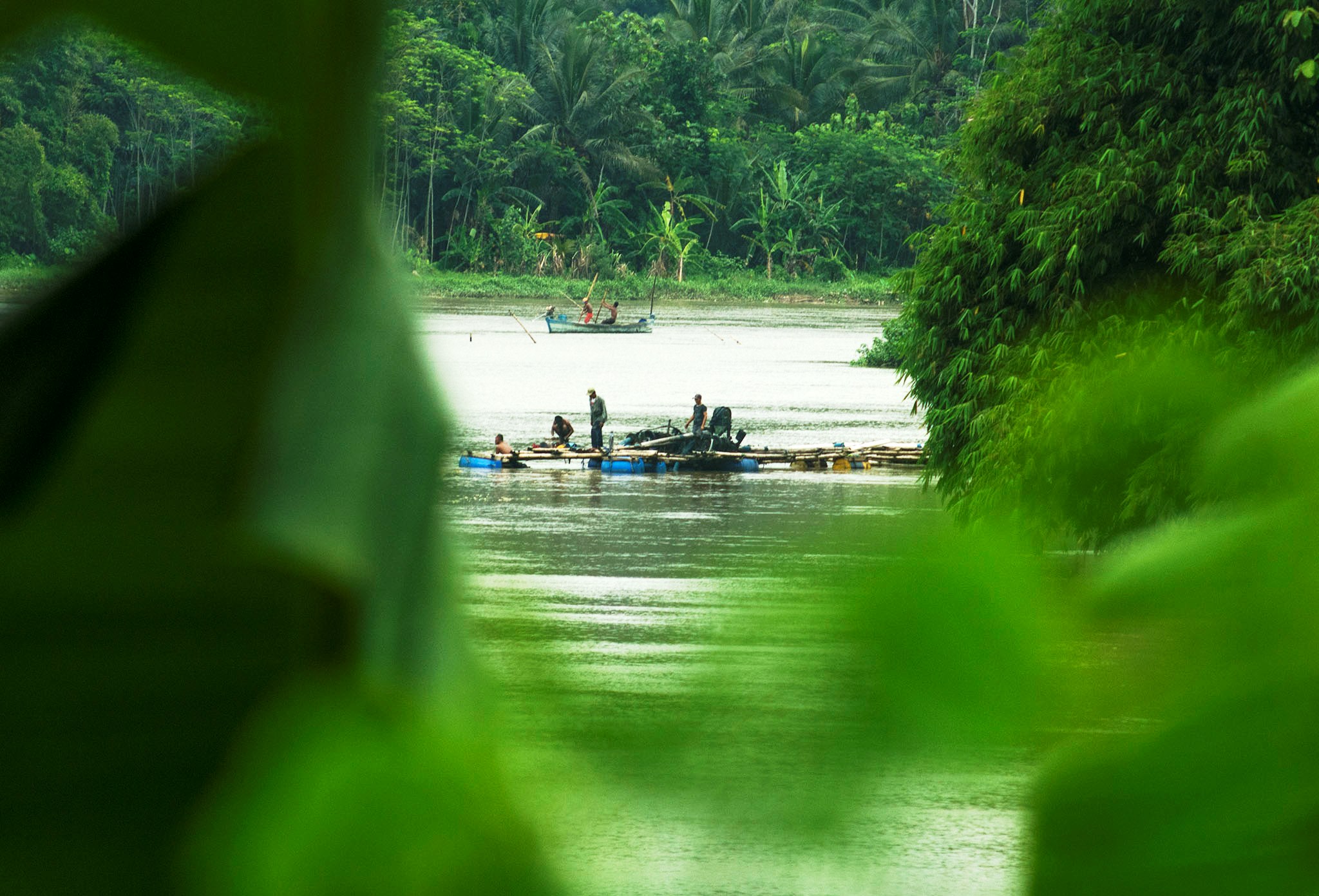 Aktivitas penambangan pasir yang berada di Sungai Serayu, Patikraja, Banyumas, Jateng. Penambangan pasir ini meningkatkan abrasi di sepanjang DAS Serayu. Foto : L Darmawan
