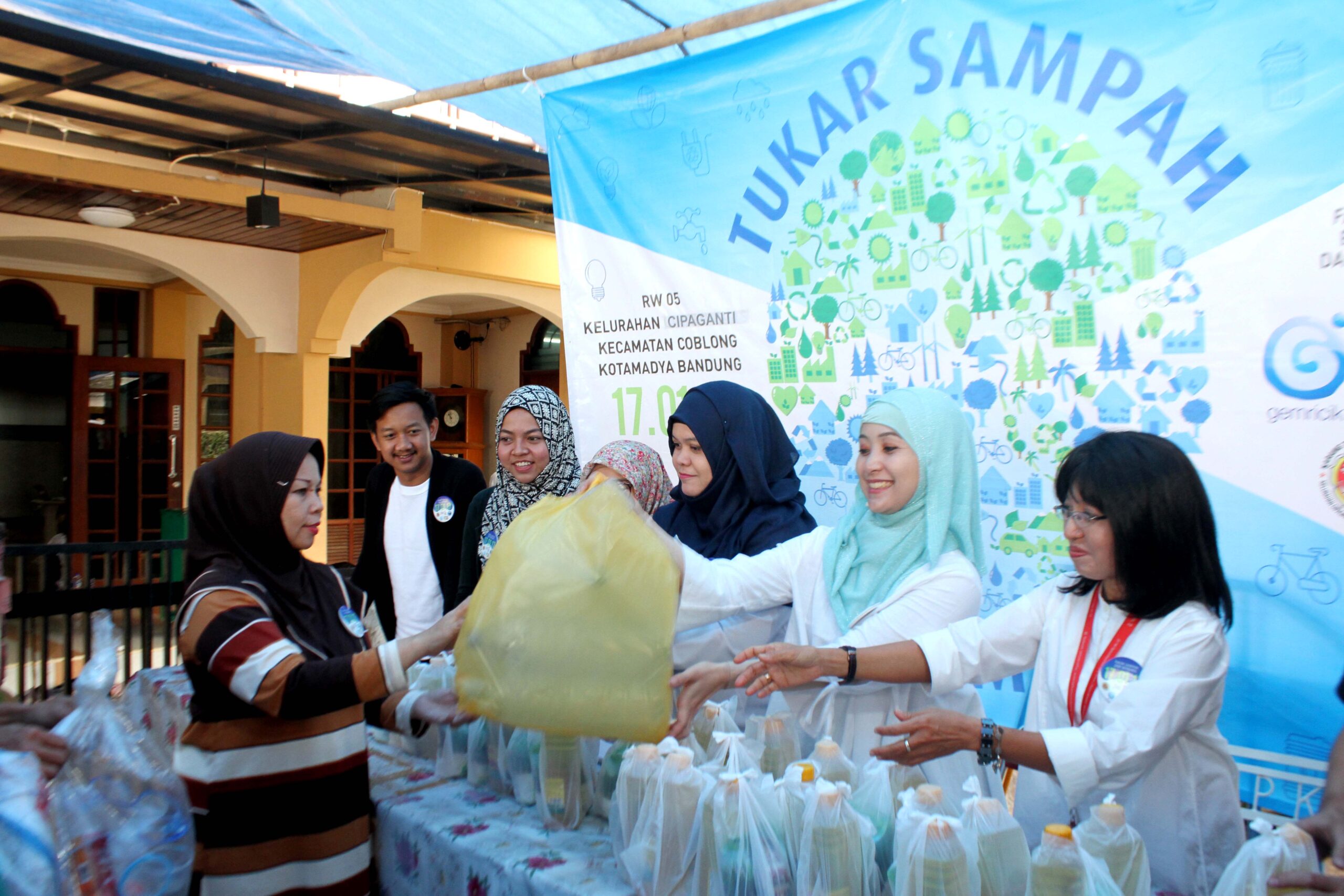 Warga menukarkan sampah botol bekas minuman dengan sembako kepada bank sampah di kelurahan Cipaganti, Kecamatan Coblong, Kota Bandung, Selasa (17/01/2017). Keberadaan bank sampah diharapkan dapat menumbuhkan kesadaran merawat lingkungan dengan cara memilah sampah menjadi berkah. Foto : Donny Iqbal 