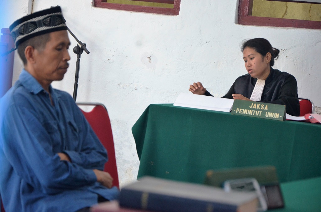 Bahtiar bin Sabang, korban kriminalisasi, warga komunitas adat Turungan yang harus menjalani hukuman 1 tahun subside 1 bulan karena menebang pohon di kebun sendiri yang diklaim sebagai tanah Negara. Ia baru bebas pada akhir 2016 lalu. Foto: Wahyu Chandra