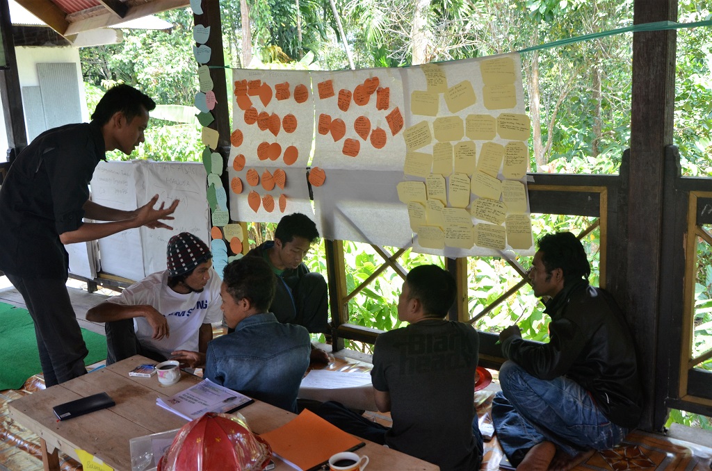 Untuk mendapatkan pengakuan, masyarakat adat di Sinjai, Sulsel, melakukan proses pemetaan partisipatif dan pendokumentasian akan sejarah dan kelembagaan adat di wilayahnya masing-masing. Foto: Wahyu Chandra.
