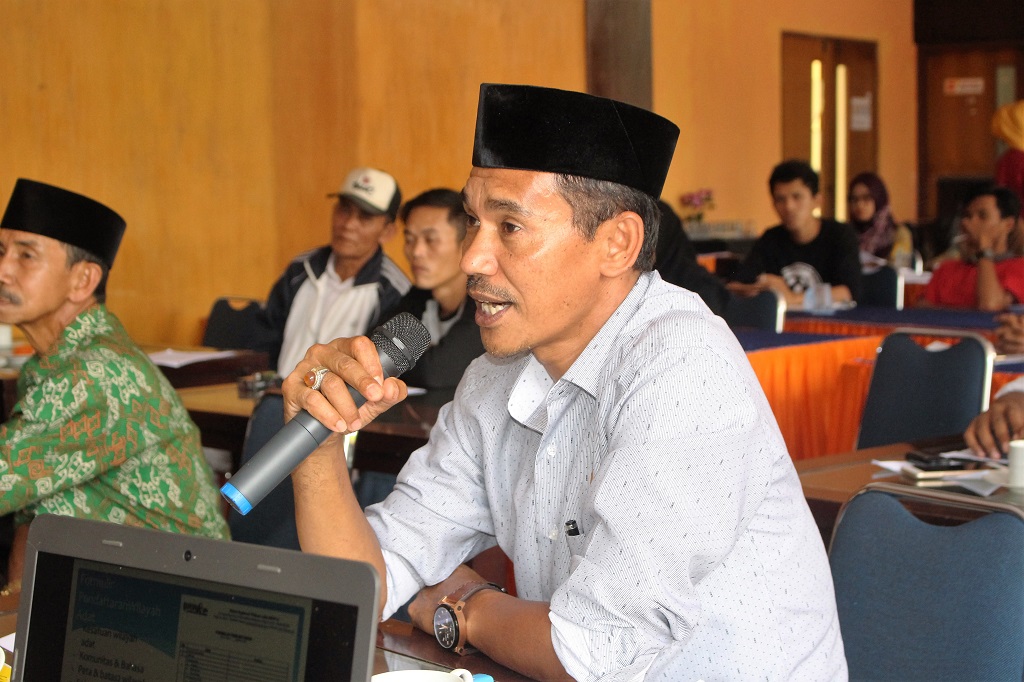 Mappiare, salah seorang anggota DPRD Sinjai yang telah menyatakan komitmennya mendorong penyusunan Ranperda Masyarakat Adat Sinjai. Ia menilai masyarakat adat selama ini diperlakukan sebagai tamu di tanah sendiri. Foto: Muh Takdir/AMAN Sinjai