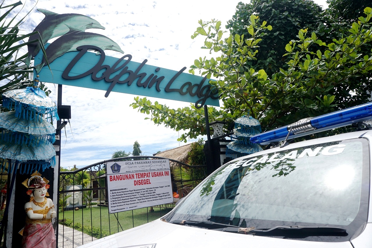 Kantor dan operasional pengelola Dolphin Lodge di pesisir pulau Serangan, Denpasar, Bali, yang disegel warga Desa Pakraman (adat) Serangan pada Rabu (18/1) sore. Hasil rapat musyawarah desa/Kelurahan Serangan, menutup aktivitas wisata lumba-lumba Dolphon Lodge tersebu. Foto : Anton Muhajir.