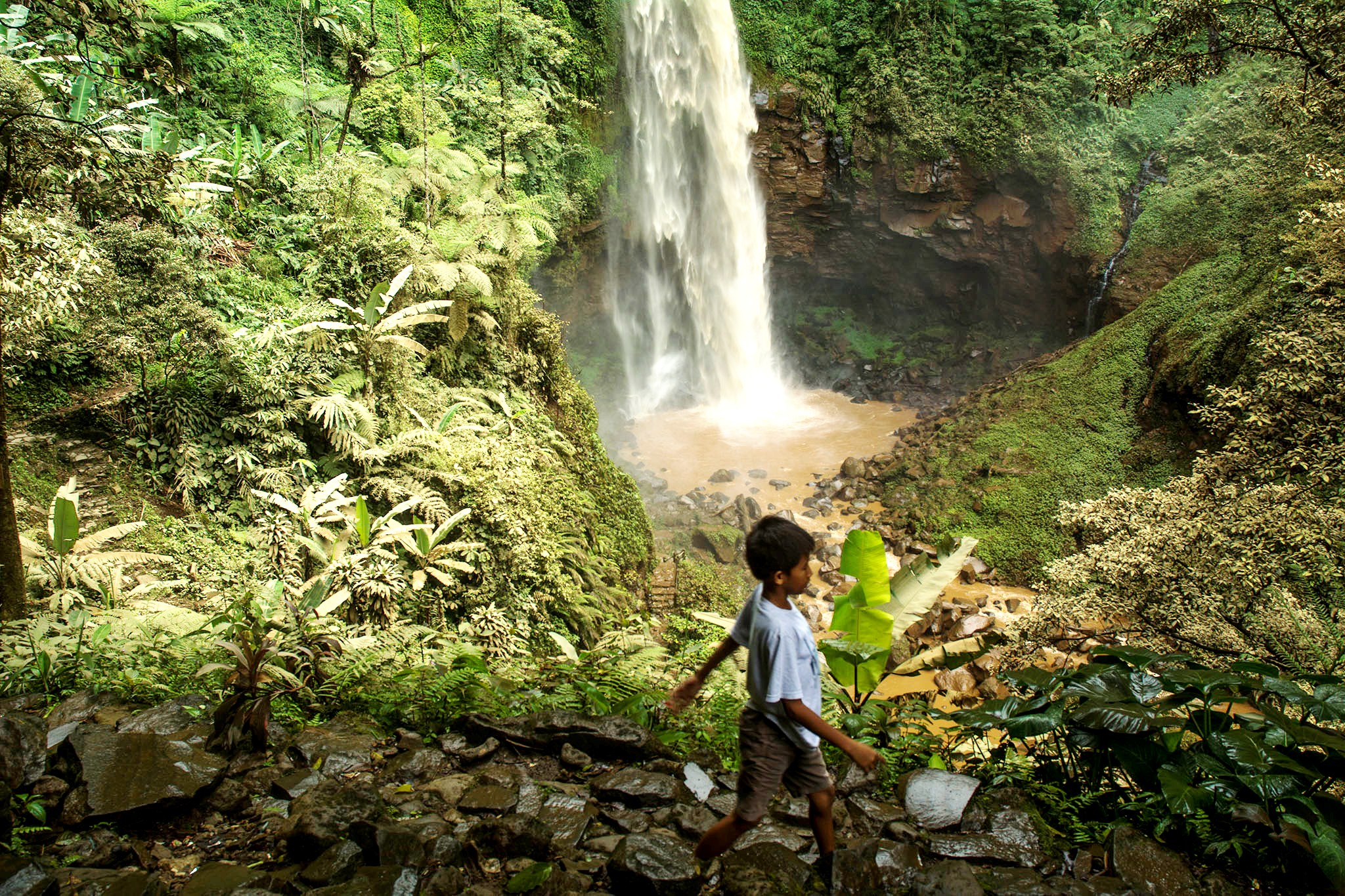 Seorang anak melinats di dekat Curug Cipendok di Desa Karangtengah, Kecamatan Cilongok, Banyumas, Jateng yang airnya keruh sejak dua bulan terakhir. Foto : L Darmawan
