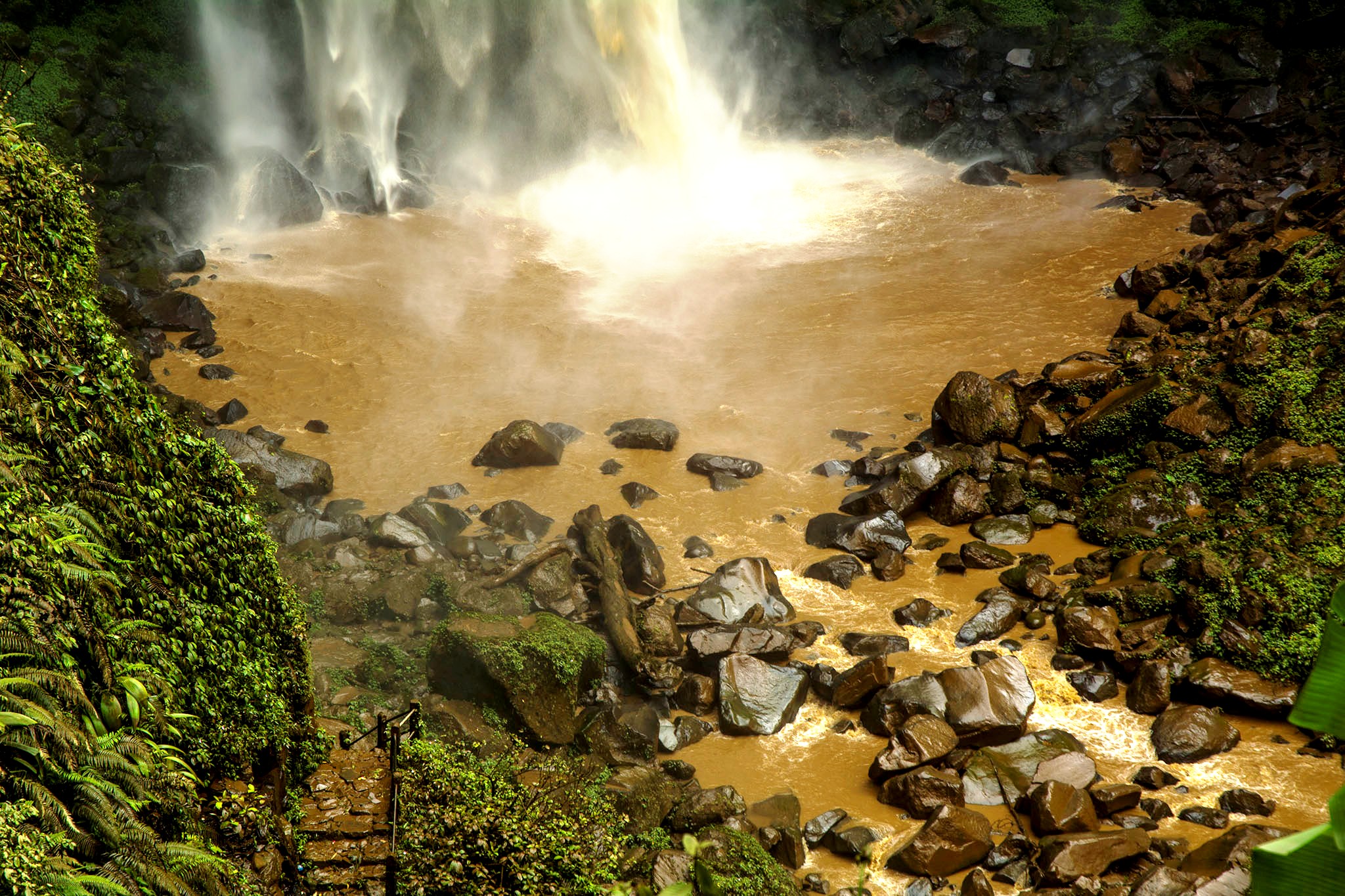 Karena air Curug Cipendok di Desa Karangtengah, Kecamatan Cilongok, Banyumas, Jateng keruh sejak dua bulan terakhir, wisatawan enggan mandi dan bermain di curug tersebut. Foto : L Darmawan