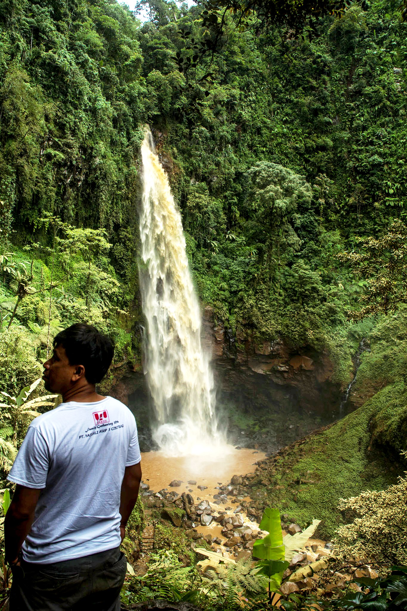 Air Curug Cipendok di Desa Karangtengah, Kecamatan Cilongok, Banyumas, Jateng keruh sejak dua bulan terakhir. Wisatawan pun enggan berkunjung ke lokasi wisata tersebut dan masyarakat setempat terdampak karena airnya digunakan untuk kebutuhan sehari-hari. Foto : L Darmawan