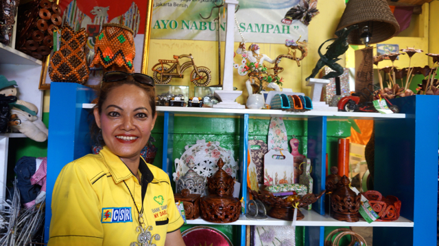 Yenni, oelopor bank sampah My Darling, dengan bergam produk daur ulang dari sampah. Foto: Lusia Arumingtyas