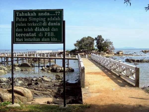 Pulau Simping yang dicatat oleh PBB sebagai pulau terkecil di dunia. Sumber: Singkawang.info