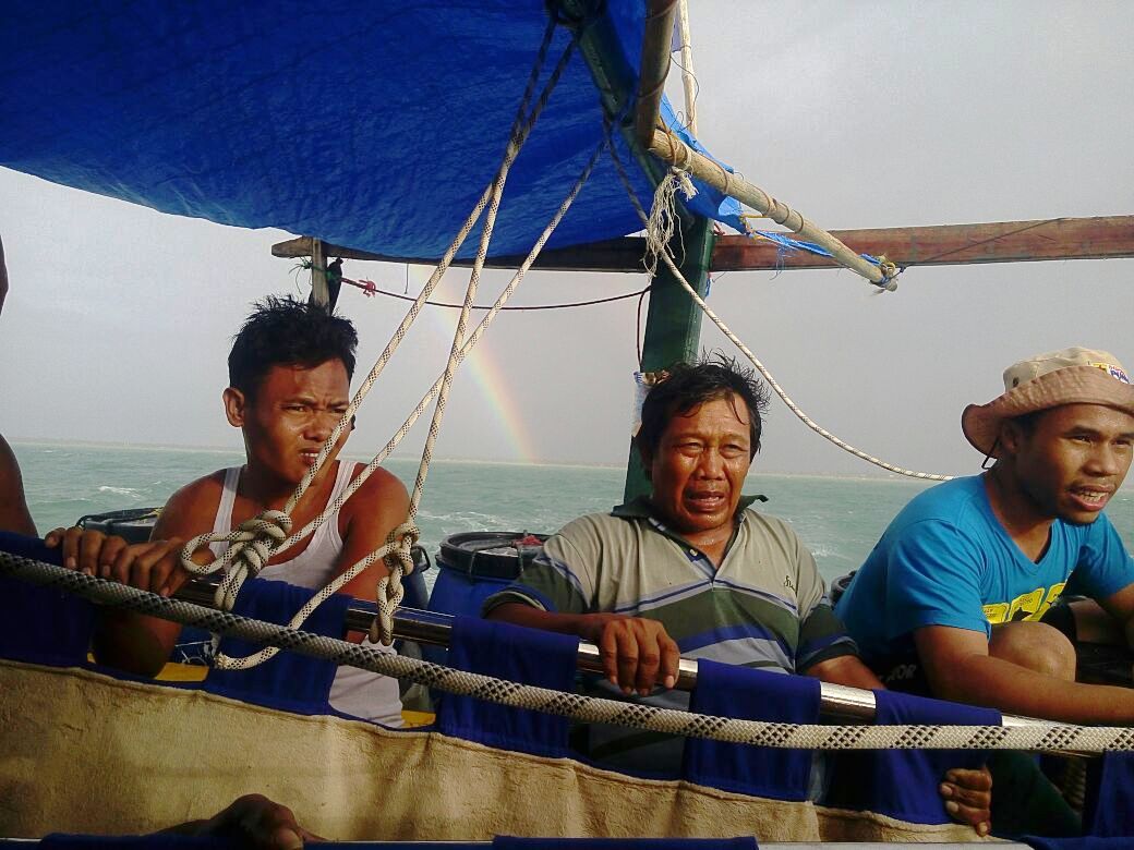 Proses evakuasi seekor paus kepala melon (melon headed whale) yang terdampar di pesisir pantai Cibungur, Panimbang, Kabupaten Pandeglang, Banten pada Rabu subuh (11/02/2017). Tim PSPL Serang dibantu polisi Polairud Panimbang dan nelayan setempat berhasil melepaskan kembali paus itu ke lautan. Foto : Loka PSPL KKP Serang