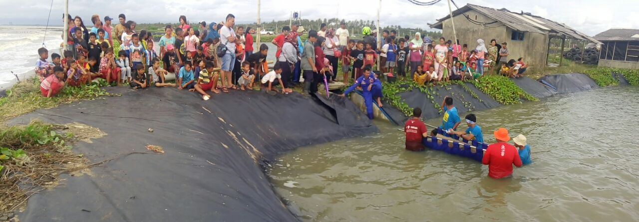Proses evakuasi seekor paus kepala melon (melon headed whale) yang terdampar di pesisir pantai Cibungur, Panimbang, Kabupaten Pandeglang, Banten pada Rabu subuh (11/02/2017). Foto : Loka PSPL KKP Serang