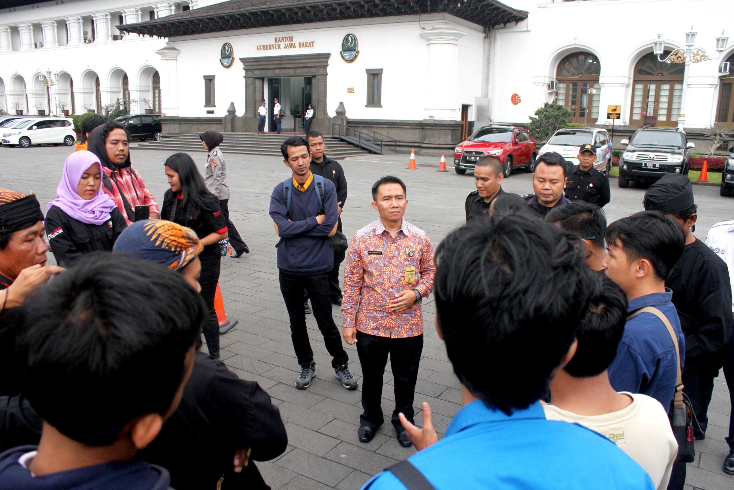Peserta aksi yang tergabung dalam Sekertariat Bersama (Sekber) Aksi Selamatkan Bumi Karawang ditemui Kepala Humas Pemprov Jabar Yana Suristriawan (tengah) di halaman Gedung Sate, Bandung, Jabar pada Kamis (12/01/2017). Mereka menuntut penyabutan Izin Usaha Tambang (IUP) di karst Pangkalan, Karawang yang merusak lingkungan. Foto : Donny Iqbal