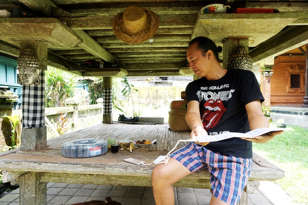 Gung Kayon memperlihatkan solar panel portable. Atas upaya mewujudkan kemandirian energi di desanya Desa Geluntung, Kecamatan Marga, Tabanan, Bali, Gung Kayon mendapat anugerah dari Kementerian ESDM pada November 2016. Foto : Anton Muhajir