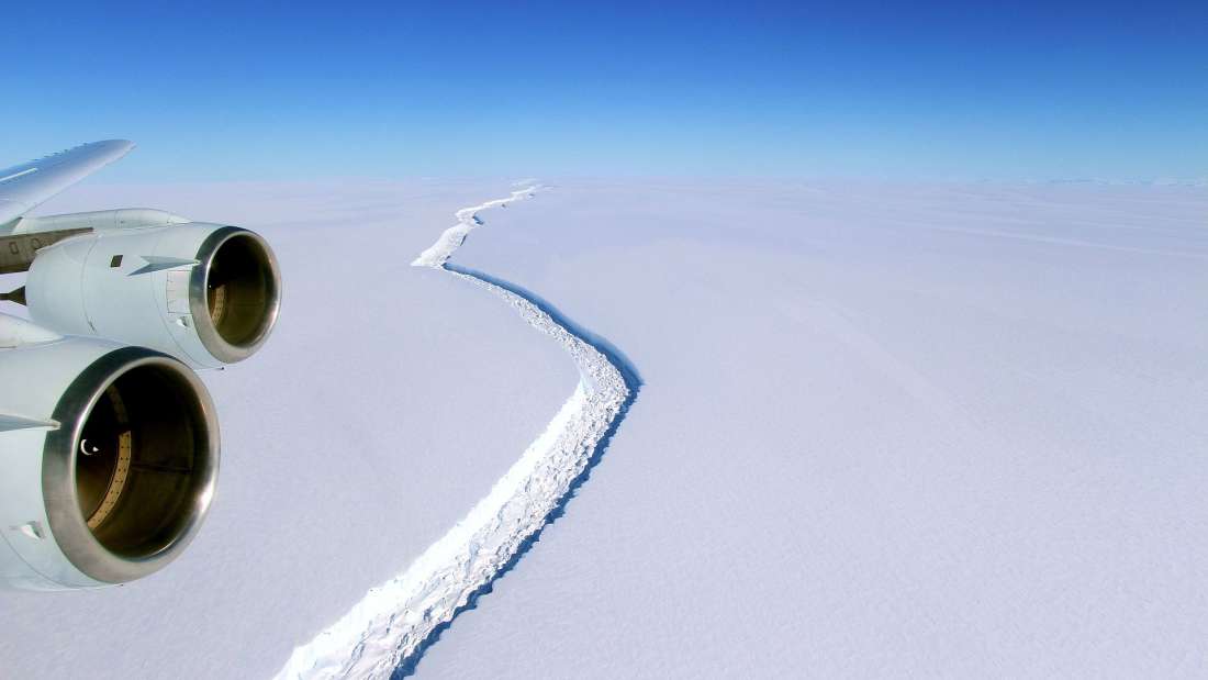 Jalur retaknya bongkahan es raksasa Larsen C di Kutub Selatan pada paruh kedua Desember 2016. Foto : John Sonntag/NASA