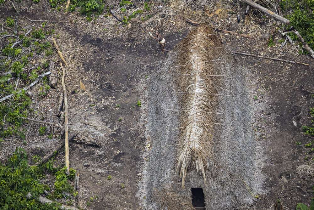 Suku asli ini memang hidup di wilayah yang dilindungi akan tetapi tanpa perlindungan yang ketat dikhawatirkan kehidupan mereka akan terancam dari dunia luar mereka. Foto: Ricardo Stuckert 