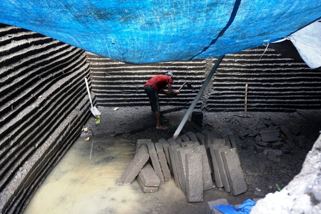 Seorang tukang tambang sedang memotong batu paras di tebing Tukad Petanu di Kemenuh, Kecamatan Sukawati, Gianyar, Bali, yang kualiatasnya cukup tinggi. Foto Anton Muhajir