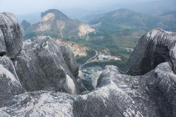 Kawasan bentang karst Citatah, Padalarang, Bandung Barat yang ditambang untuk industri semen. Foto : walhijabar.org