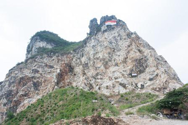 Kawasan bentang alam karst Citatah, Padalarang, Bandung Barat yang terancam pertambangan. Permen ESDM No.17 tahun 2012 mengatur tentang tata kelola sebagai kawasan lindung geologi nasional. Foto : walhijabar.org