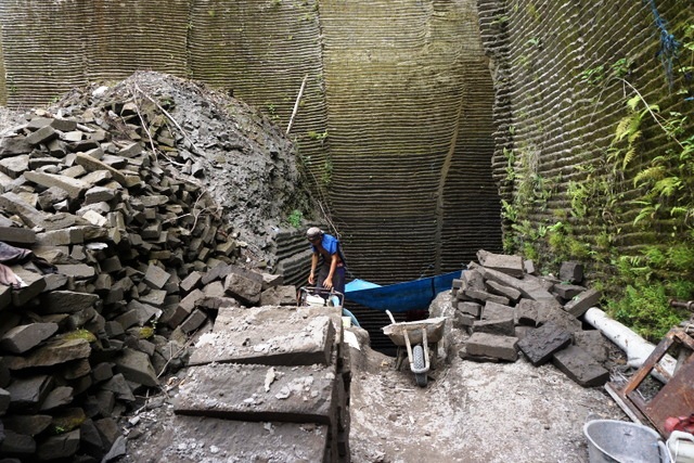 Buruh angkut paras harus cukup berani melewati medan cukup berat dengan beban di kepala di Tukad (sungai) Petanu di Kemenuh, Kecamatan Sukawati, Gianyar, Bali. Foto Luh De Suriyani