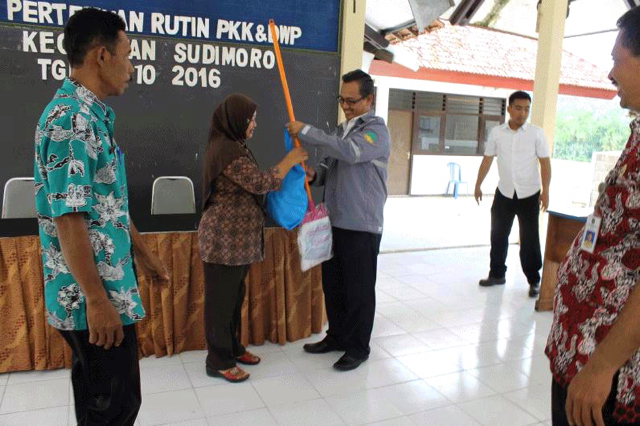 Bantuan alat kebersihan dari PLTU Pacitan. Foto: dokumen Kecamatan Sudimoro