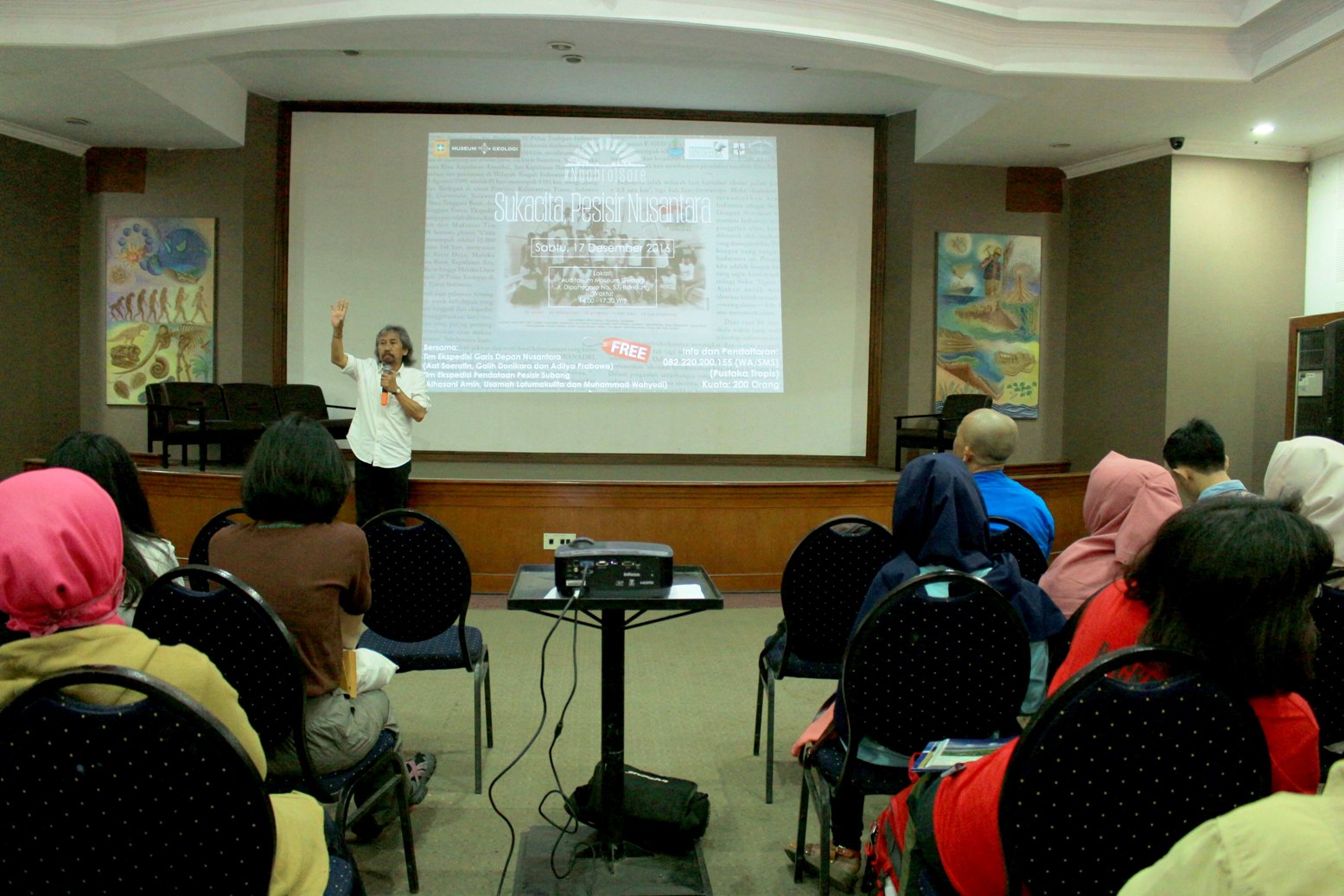 Aat Soeratin, budayawan Sunda menjelaskan tentang kondisi mangrove di pesisir utara Jawa dalam acara “Suka Cita Pesisir Nusantara” di Museum Geologi, Jl. Diponegoro, Bandung, Sabtu, (17/12/2016) lalu. Foto : Donny Iqbal