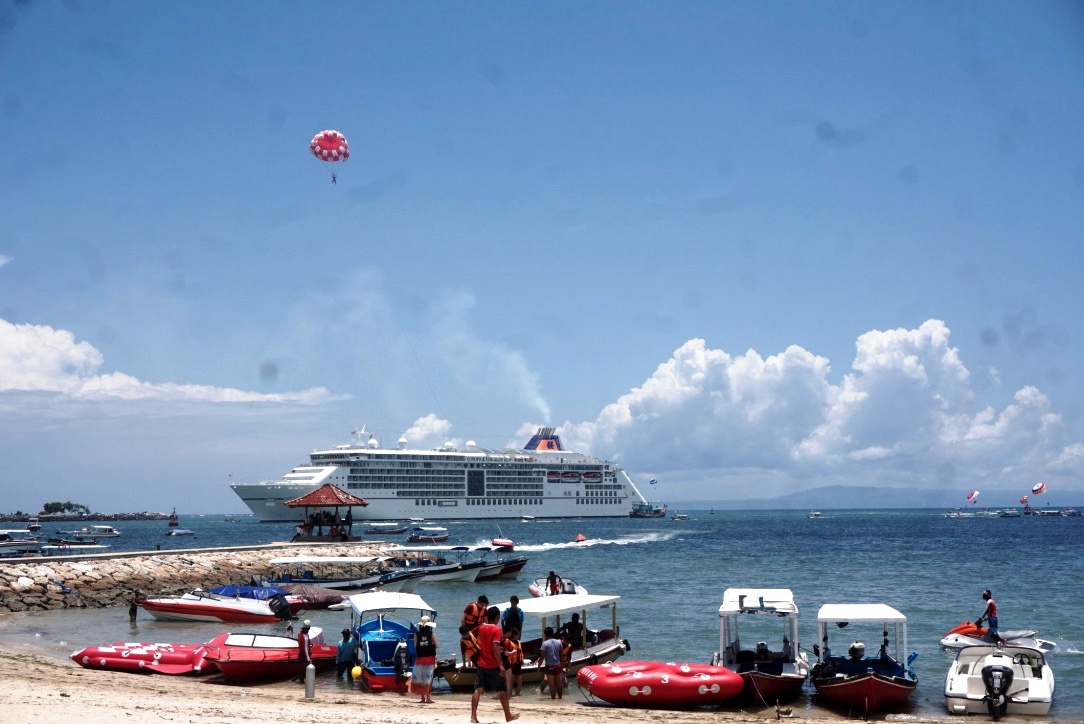 Tingginya aktivitas pariwisata perairan berdampak negatif pada lingkungan dan biota laut di Bali. Foto : Anton Muhajir 