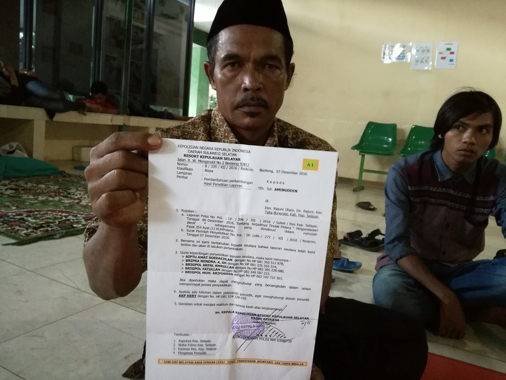 Aminuddin, paman Saddam, nelayan korban penembakan yang diduga dilakukan oleh polisi hutan (jagawana) Taman Nasional Takabonerate, Selayar, Sulawesi Selatan, memperlihatkan surat pelaporannya ke Polres Selayar, sehari setelah kejadian penembakan. Sayangnya hingga saat ini belum juga dilakukan gelar perkara terhadap kasus ini. Foto: Wahyu Chandra