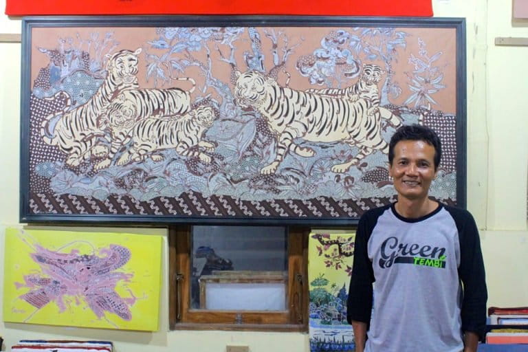 Tatang Elmi Wibowo, pelukis batik pewarna alam. Foto: Tommy Apriando/ Mongabay Indonesia