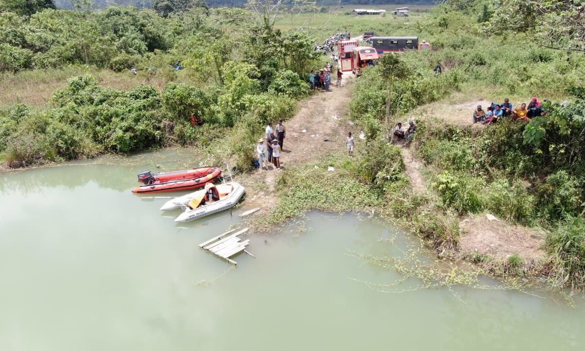 Lubang bekas rambang batubara tak direklamasi. Aktivitas pencarian jenazah almarhum Alif di lubang bekas tambang batubara pada 2018. Foto dok Jatam Kaltim