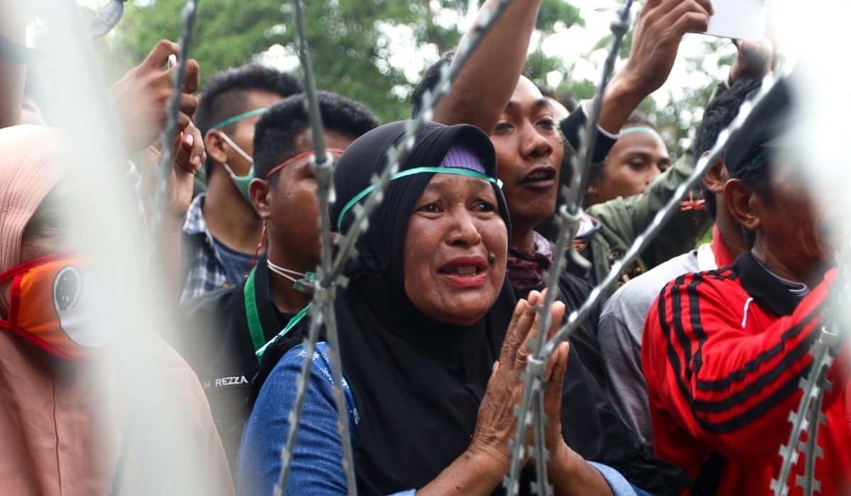 Fatria, salah satu perempuan Wowanii, yang berjuang menolak tambang. Dia meneteskan air mata usai mendengar pernyataan Lukman Abunawas yang akan mencabut 15 IUP di Pulau Wawonii, Konawe Kepulauan. Foto: Kamarudin/ Mongabay Indonesia