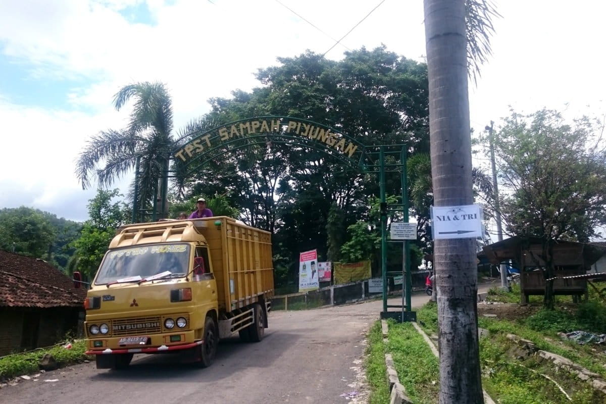 Jalan masuk ke TPST Piyungan. Foto: Nuswantoro/ Mongabay Indonesia