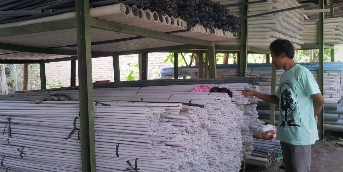 Tumpukan pipa dari sampah pipa PVC buatan Boy Chandra. Foto: Tommy Apriando/ Mongabay Indonesia