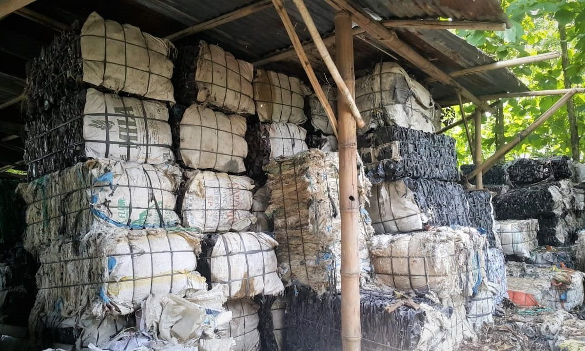 Tumpukan sampah plastik yang akan digunakan Boy Chandra. Foto: Tommy Apriando/ Mongabay Indonesia