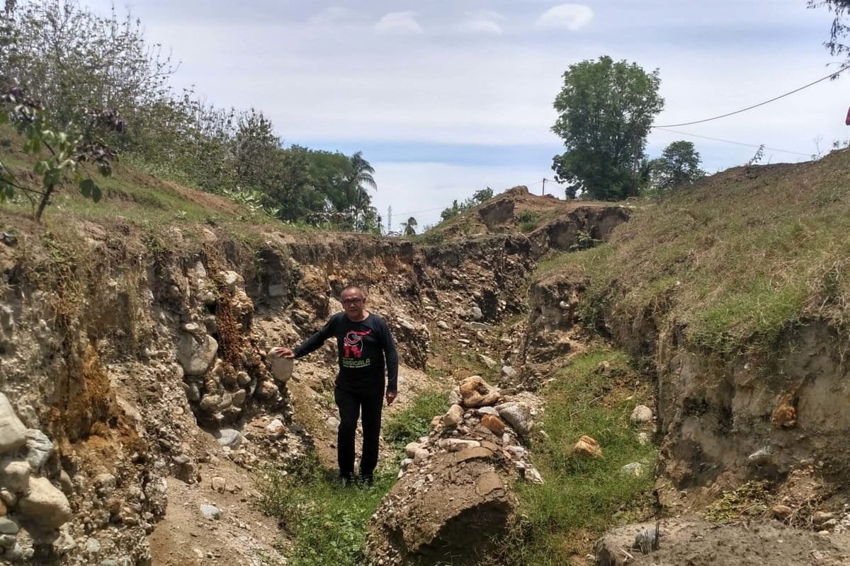 bdullah menunjukkan irigasi Gumbasa yang terbelah akibat Gempa Bumi yang menimbulkan Likuifaksi di Petobo, Pombewe dan Jono Oge. Foto: Minnie Rivai/ Mongabay Indonesia