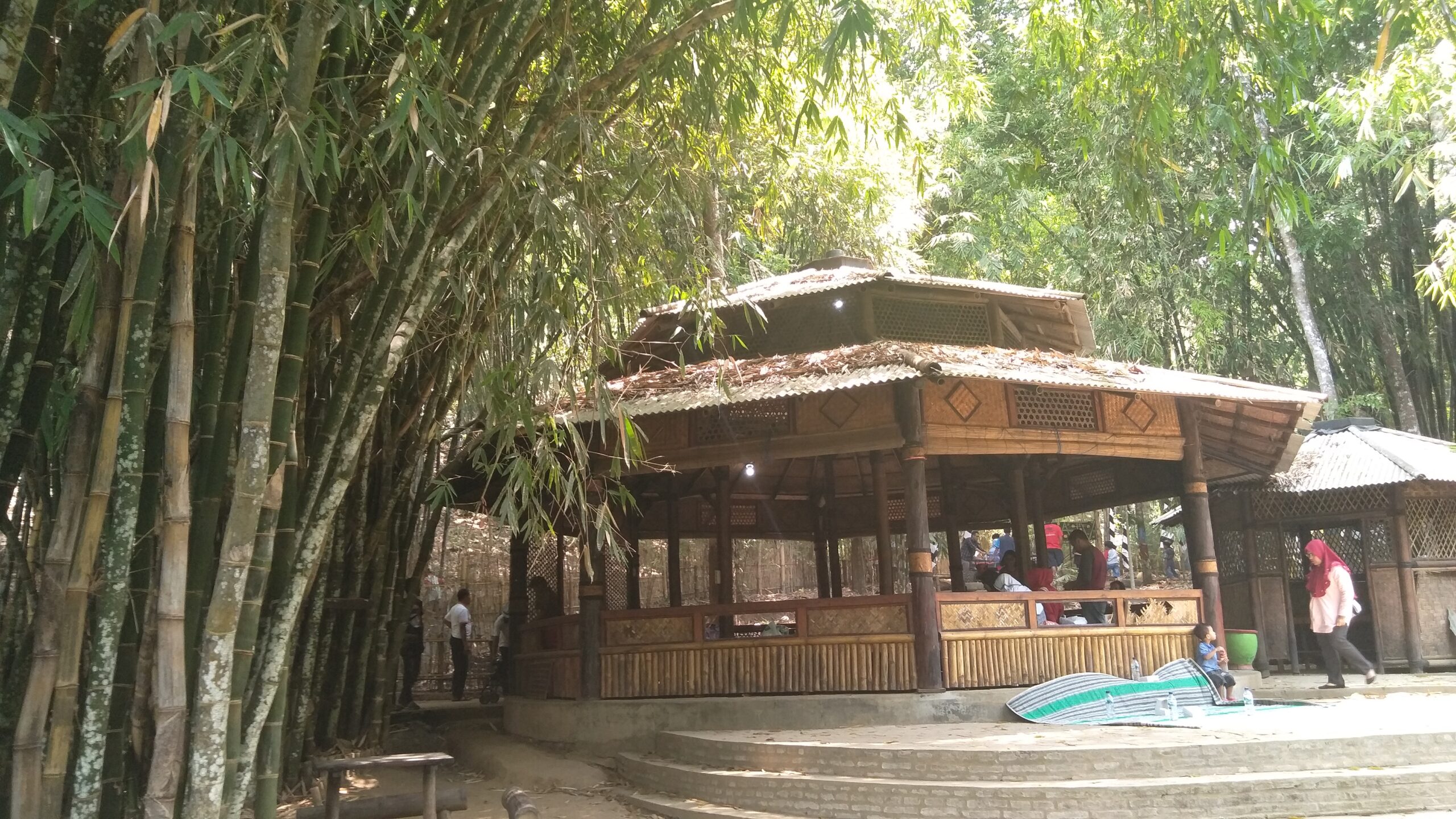 Sebuah gazebo untuk istritahat pengunjung berbahan bambu di arboretum Boonpring. Foto: Eko Widianto/ Mongabay Indonesia