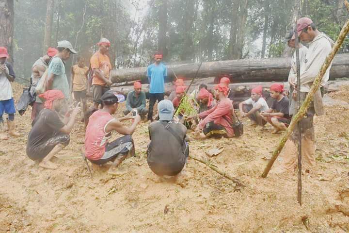 Warga Sabuai saat menggelar aksi protes dengan berbagai alat peraga. Foto: dokumen warga