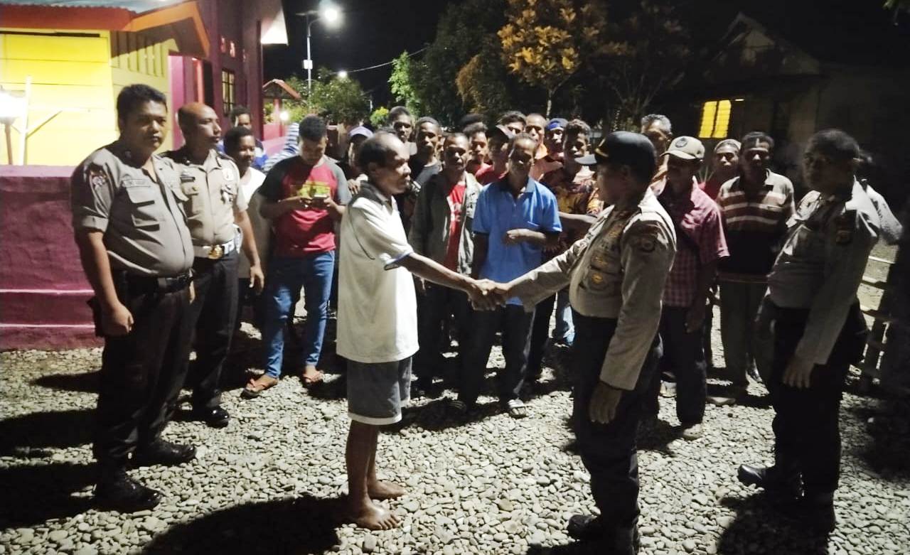 Kapolres Seram Bagian Timur, AKBP Adolof Bormasa usai memberikan arahan kepada 26 warga, yang sebelumnya ditangkap. Foto: Polres SBT 