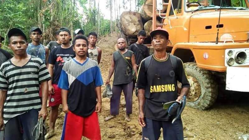 Tampak warga Sabuai berada di depan sebuah alat berat milik CV Sumber Berkat Makmur. Foto; dokumen warga