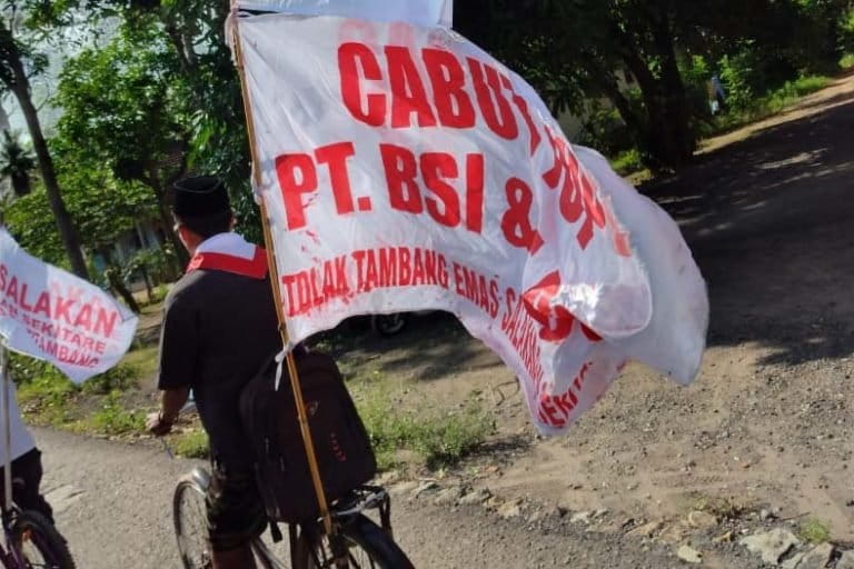 Pada 15 Februari 2020, warga Desa Sumberagung, Kecamatan Pesanggaran, Banyuwangi, Jawa Timur, aksi kayuh sepeda ke Surabaya. Mereka menuntut Gubernur Jawa Timur mencabut Izin usaha pertambangan emas, PT Bumi Suksesindo (BSI) dan PT Damai Suksesindo (DSI). Foto: For Banyuwangi