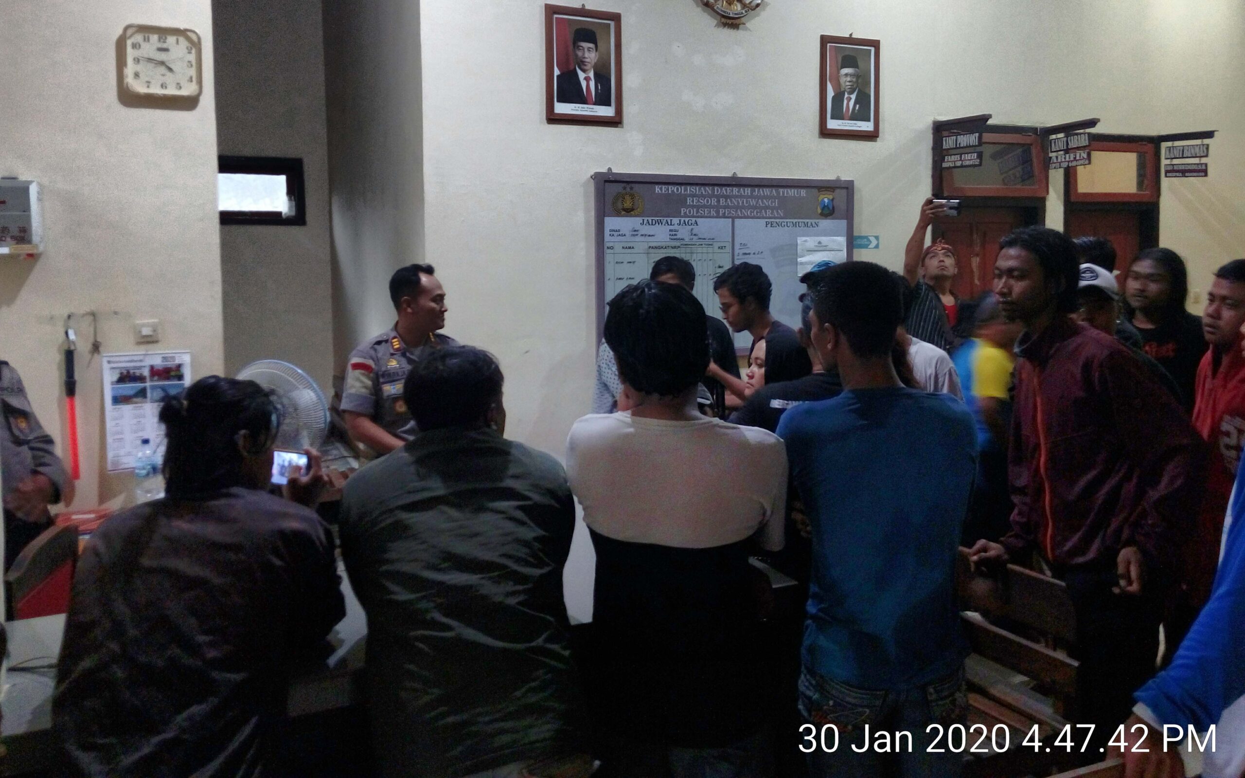 Warga Pancer protes menuntut pembebasan Agus di Polsek Pesanggrahan, Banyuwangi. Foto: RZ Hakim