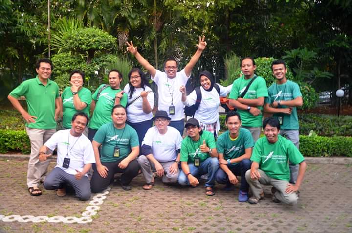 Tommy Apriando (duduk, dua dari kiri), bersama tim Mongabay Indonesia di Jakarta, pada 2013. Foto: dokumen Mongabay Indonesia