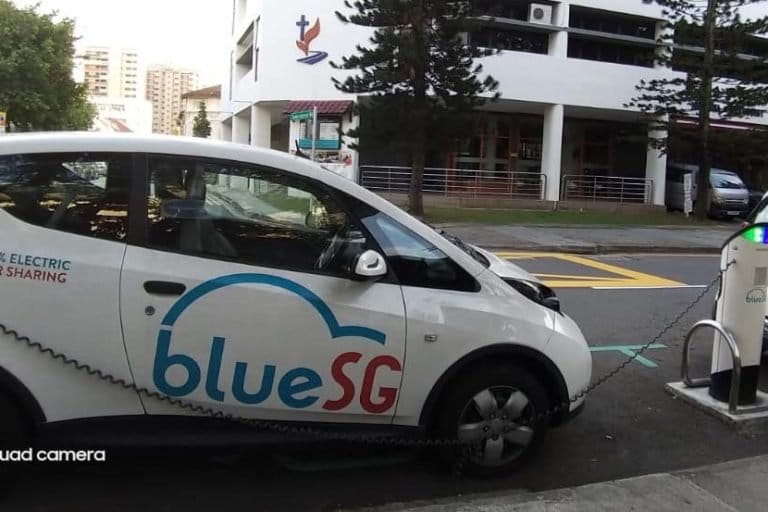 Mobil listrik parkir di tempat pengisian di Singapur. Foto: Sapariah Saturi/Mongabay Indonesia