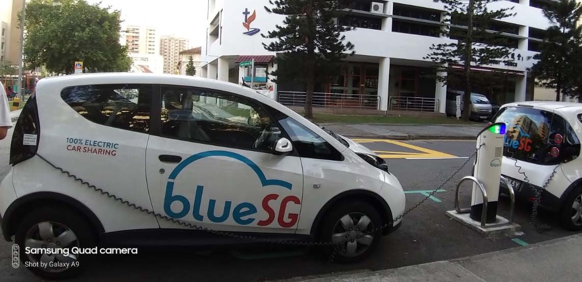 Mobil listrik parkir di tempat pengisian di Singapur. Foto: Sapariah Saturi/Mongabay Indonesia