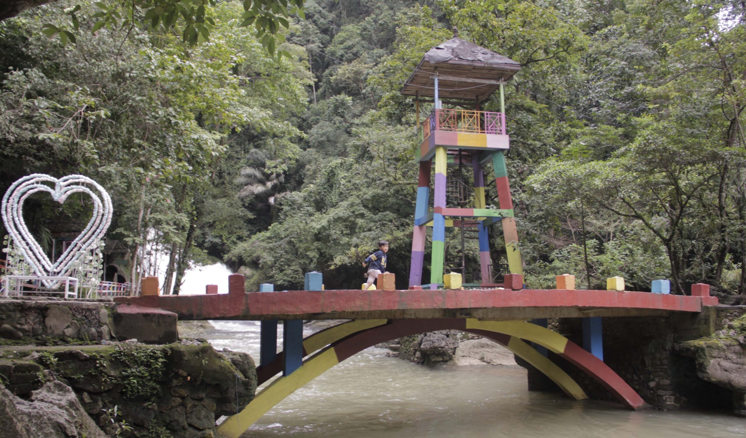 Wisata Alam Bantimurung, Sulawesi Selatan. Kawasan-kawasan konservasi ini sebagian besar jadi destinasi wisata alam. Penutupan sementara ini, selain mencegah penuran Covid-19, juga dinilai kesempatan bagi kawasan-kawasan ini untuk ‘bernapas’ atau memulihkan diri setelah di hari-hari biasa penuh pengunjung. Foto: Eko Rusdianto/ Mongabay Indonesia