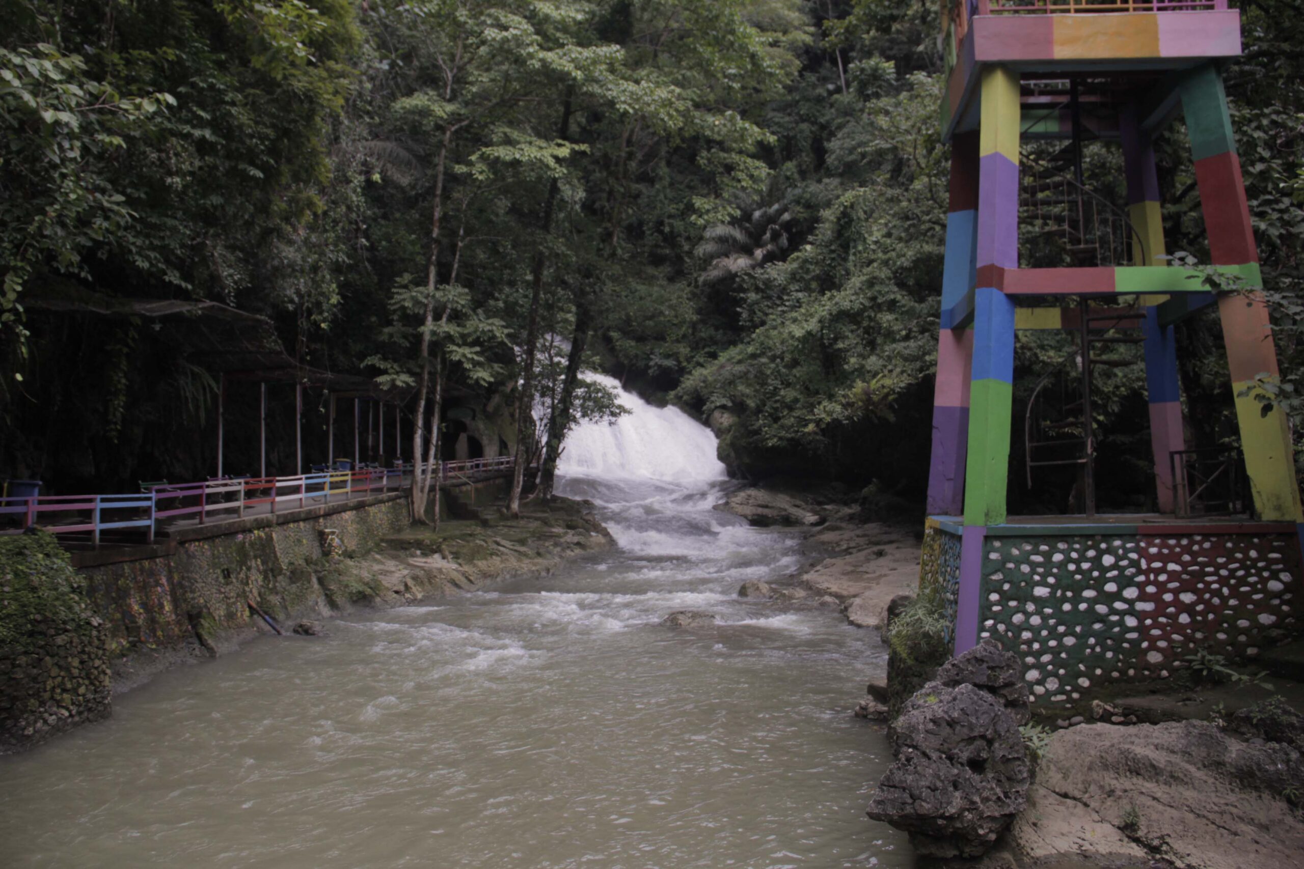 Tutup sementara, seakan keempatan ba Bantimurung, untuk bernapas dari kesesakan pengunjung. Foto: Eko Rusdianto/ Mongabay Indonesia