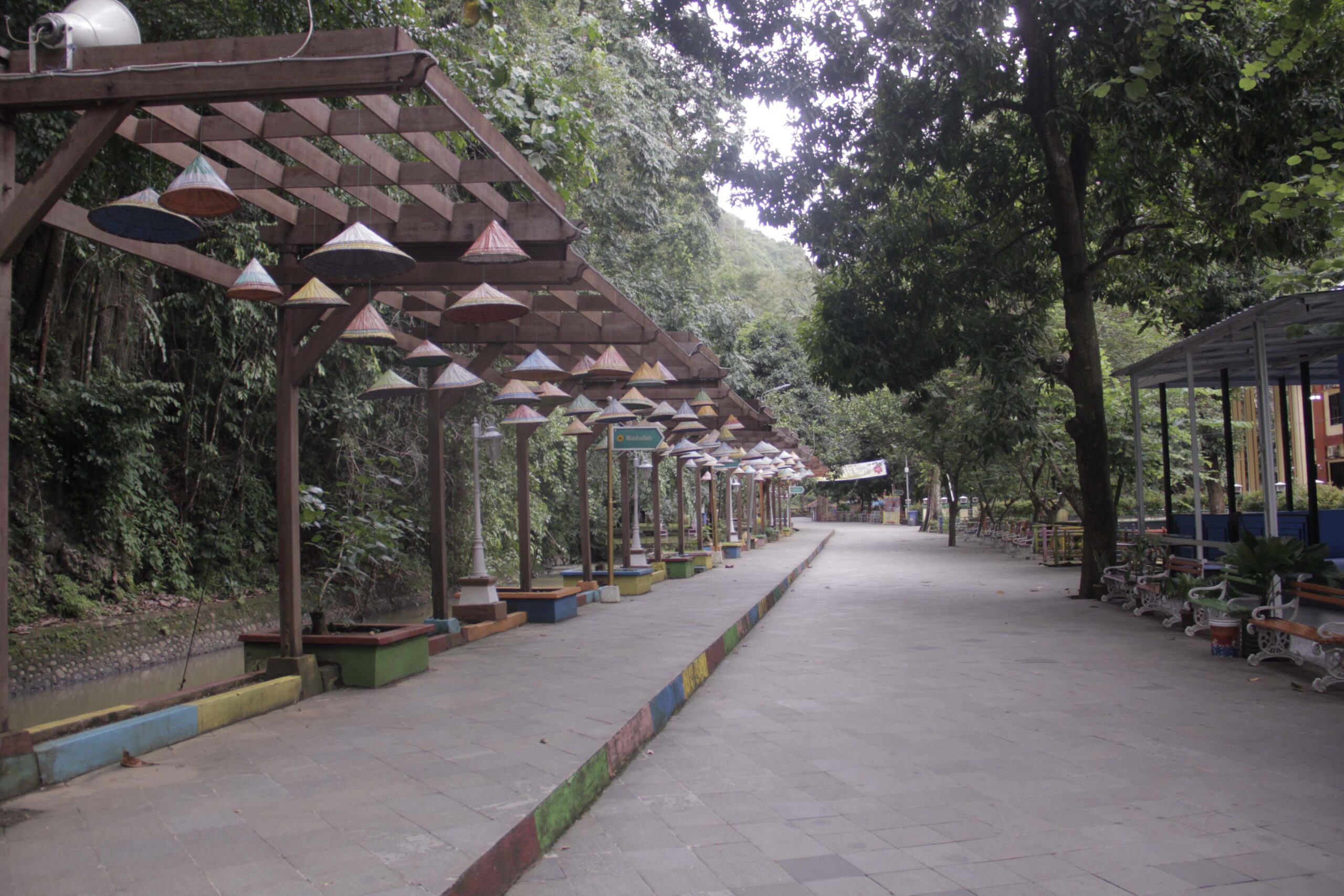 Wisata Alam Bantimurung, tutup sementara karena Virus Corona. Biasanya, lokasi ini penuh dengan pengunjung. Foto: Eko Rusdianto/ Mongabay Indonesia